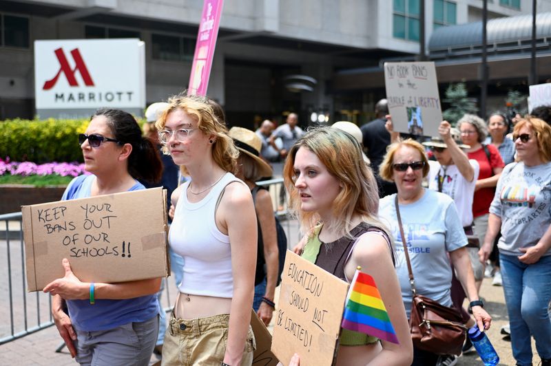 © Reuters. People attend a protest against the Moms for Liberty group as they host a summit where Republican presidential candidates are speaking at the Marriott Hotel, in Philadelphia, Pennsylvania, U.S., June 30, 2023.  REUTERS/Bastiaan Slabbers