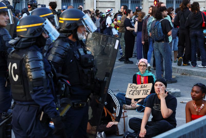 &copy; Reuters. أشخاص يتظاهرون في أعقاب مقتل شاب يدعى نائل ويبلغ 17 عاما برصاص الشرطة الفرنسية في ساحة الكوندورد في باريس يوم الجمعة. تصوير: إيف هيرمان - رويت