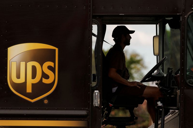 © Reuters. FILE PHOTO: A UPS delivery van is driven long a city street in Garden Grove, California, U.S., March 29, 2022.   REUTERS/Mike Blake/File Photo