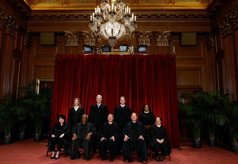 © Reuters. FILE PHOTO: U.S. Supreme Court justices Amy Coney Barrett, Neil M. Gorsuch, Brett M. Kavanaugh, Ketanji Brown Jackson, Sonia Sotomayor, Clarence Thomas, Chief Justice John G. Roberts, Jr., Samuel A. Alito, Jr. and Elena Kagan pose for their group portrait at the Supreme Court in Washington, U.S., October 7, 2022. REUTERS/Evelyn Hockstein/File Photo