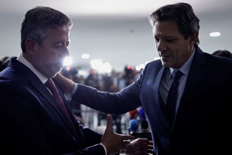 &copy; Reuters. Lira e Haddad se cumprimentam no Palácio do Planalto
18/04/2023
REUTERS/Ueslei Marcelino