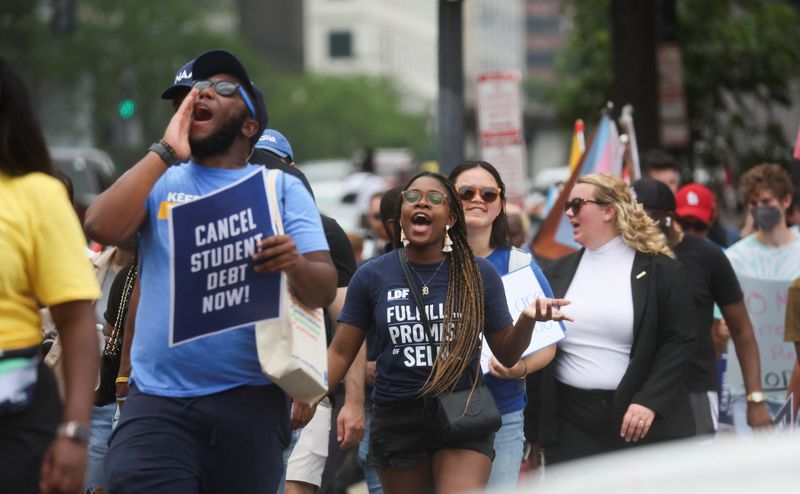 © Reuters. Supporters of U.S. President Joe Biden's s plans for student debt relief march near the White House after a U.S. Supreme Court decision blocking the president's plan to cancel $430 billion in student loan debt, in Washington, U.S. June 30, 2023. REUTERS/Leah Millis