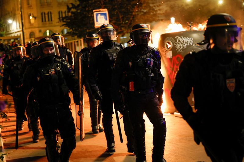 &copy; Reuters. A group of police officers walk as people protest following the death of Nahel, a 17-year-old teenager killed by a French police officer in Nanterre during a traffic stop, and against police violence, in Paris, France, June 30, 2023. REUTERS/Juan Medina