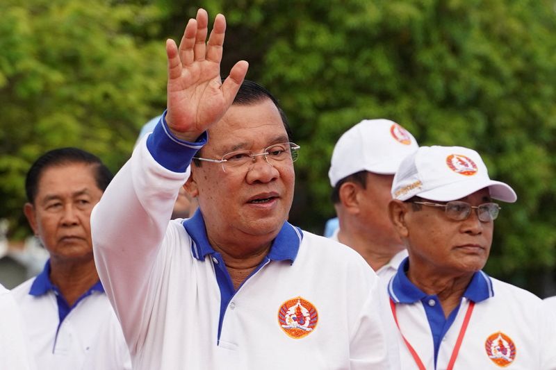 &copy; Reuters. هون سين، رئيس الوزراء الكمبودي وزعيم حزب الشعب الكمبودي الحاكم خلال حملة انتخابية يوم السبت. تصوير: سيندي ليو - رويترز 