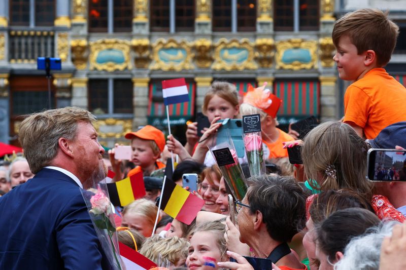 &copy; Reuters. FILE PHOTO: Dutch King Willem-Alexander greets people at Brussels' Grand Place, during a state visit, in Brussels, Belgium June 20, 2023. REUTERS/Yves Herman