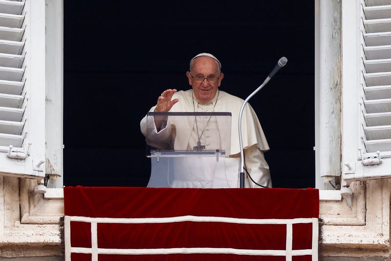 &copy; Reuters. FILE PHOTO: Pope Francis waves to the crowd as he leads Angelus prayer from his window, at the Vatican, June 29, 2023. REUTERS/Guglielmo Mangiapane