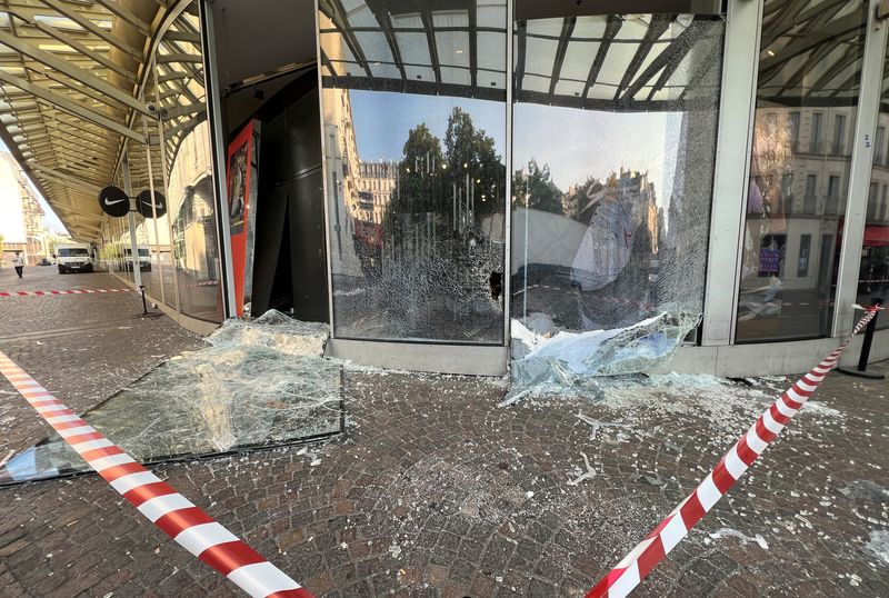 &copy; Reuters. Un magasin Nike vandalisé lors d'une nuit d'affrontements au centre commercial Westfield Forum des Halles à Paris. /Photo prise le 30 juin 2023 à Paris, en France/REUTERS/Lucien Libert