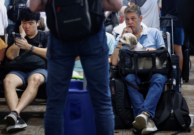 © Reuters. Delayed travelers wait for air traffic to resume at Ronald Reagan Washington National Airport ahead of the July 4th holiday weekend in Arlington, Virginia, U.S., June 30, 2023. REUTERS/Evelyn Hockstein