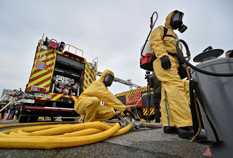 © Reuters. FILE PHOTO: Rescuers and police officers attend an anti-radiation drill in case of an emergency situation at the Zaporizhzhia Nuclear Power Plant, in Zaporizhzhia, Ukraine June 29, 2023. REUTERS/Stringer/File Photo