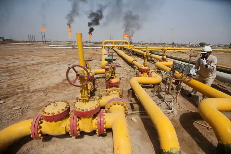 &copy; Reuters. عامل يفحص خطا لأنابيب النفط بحقل للنفط شمالي مدينة البصرة العراقية في صورة من أرشيف رويترز .