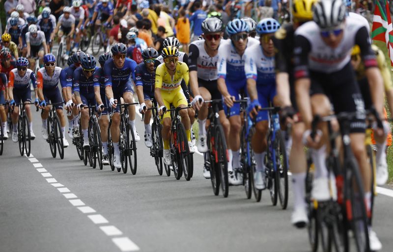 &copy; Reuters. Cycling - Tour de France - Stage 2 - Vitoria Gasteiz to San Sebastian - Spain - July 2, 2023 UAE Team Emirates' Adam Yates wearing the yellow jersey in action in the peloton during stage 2 REUTERS/Stephane Mahe