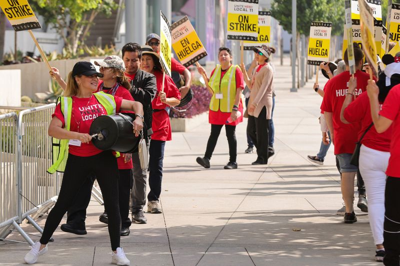 &copy; Reuters. People protest in front of Hotel Indigo as unionized hotel workers in Los Angeles and Orange County go on strike, in Los Angeles, California, U.S. July 2, 2023.  REUTERS/David Swanson