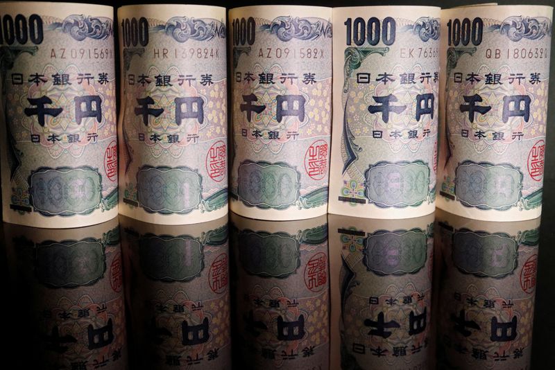 © Reuters. Banknotes of Japanese yen are seen in this illustration picture taken September 23, 2022. REUTERS/Florence Lo/Illustration