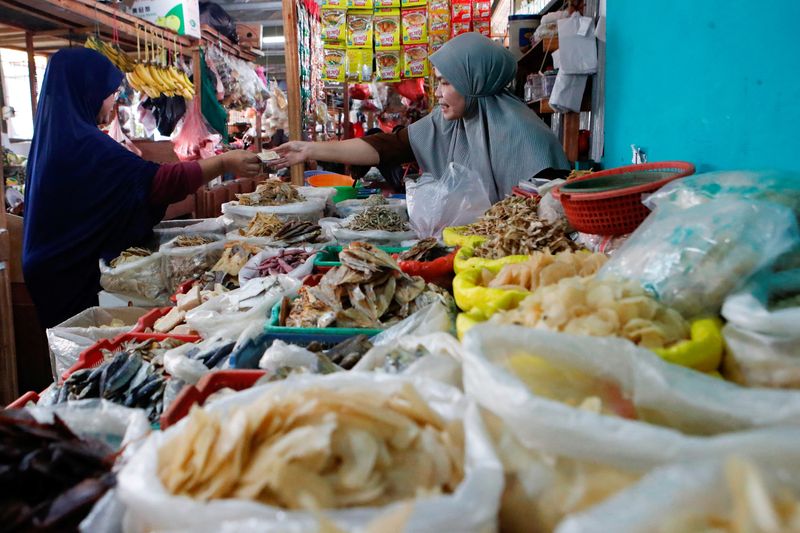 &copy; Reuters. A vendor serves a customer at a traditional market in Jakarta, Indonesia, January 2, 2023. REUTERS/Ajeng Dinar Ulfiana