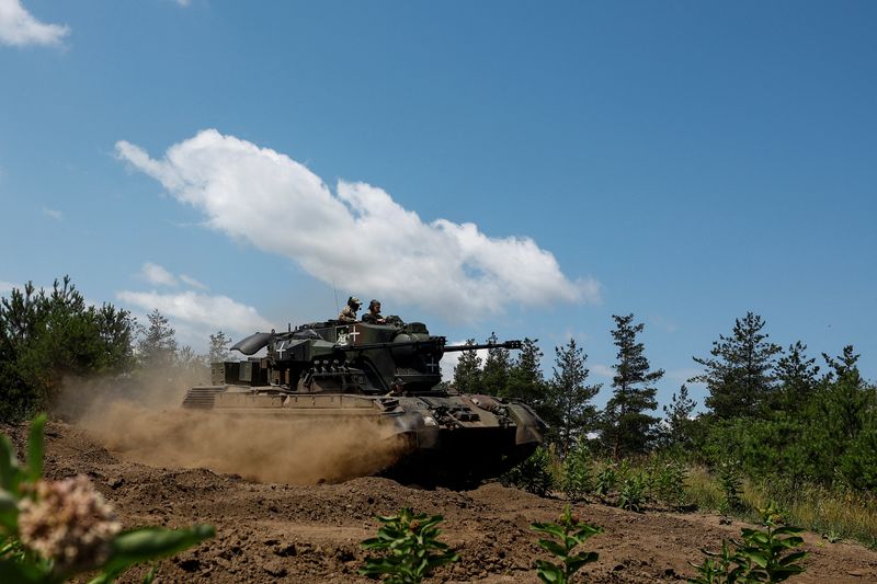 &copy; Reuters. Ukrainian servicemen operate a Gepard self-propelled anti-aircraft gun during their combat shift, amid Russia's attack on Ukraine, in Kyiv region, Ukraine June 30, 2023. REUTERS/Valentyn Ogirenko/File Photo