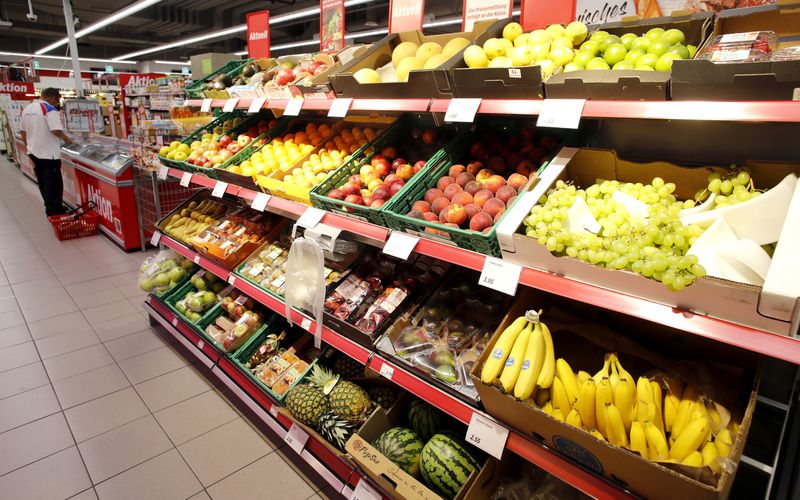 &copy; Reuters. Fruits are displayed at a supermarket of Swiss retailer Denner, as the spread of the coronavirus disease (COVID-19) continues, in Glattbrugg, Switzerland June 26, 2020.   REUTERS/Arnd Wiegmann