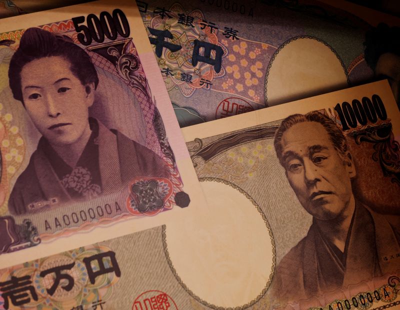 &copy; Reuters. FILE PHOTO: Examples of Japanese yen banknotes are displayed at a factory of the National Printing Bureau producing Bank of Japan notes at a media event about a new series of banknotes scheduled to be introduced in 2024, in Tokyo, Japan, November 21, 2022