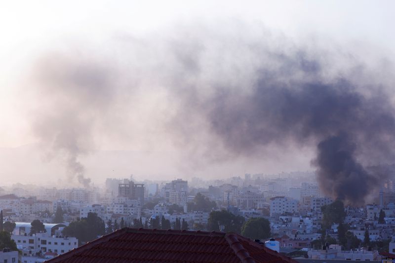 &copy; Reuters. دخان يتصاعد جراء غارة عسكرية إسرائيلية في مدينة جنين بالضفة الغربية يوم الاثنين. تصوير: محمد تركمان - رويترز.