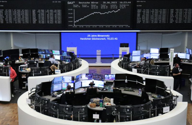 &copy; Reuters. شاشات تعرض بيانات مؤشر داكس الألماني في بورصة فرانكفورت يوم 30 يونيو حزيران 2023. تصوير: رويترز.
