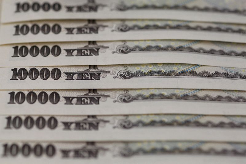 &copy; Reuters. FILE PHOTO: Japanese 10,000 yen notes line up in Tokyo, in this February 28, 2013 picture illustration.  REUTERS/Shohei Miyano/File Photo