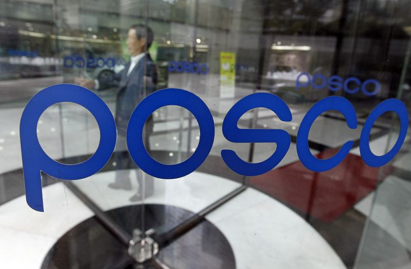 &copy; Reuters. FILE PHOTO-A man goes through a revolving door at the POSCO headquarters in Seoul August 30, 2010. REUTERS/Jo Yong-Hak 