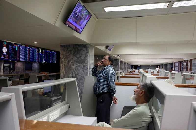 &copy; Reuters. Stock brokers monitor new on television screen at a booth, during a trading session at the Pakistan Stock Exchange, in Karachi, Pakistan July 3, 2023. REUTERS/Akhtar Soomro