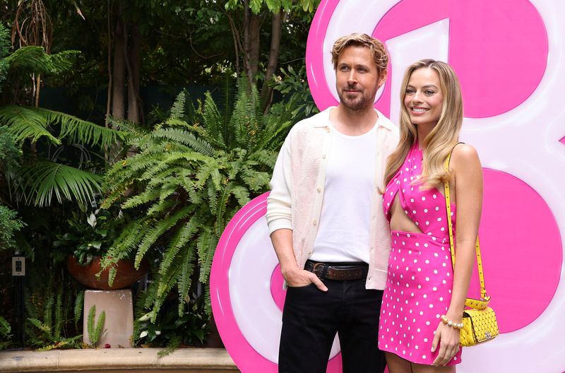 &copy; Reuters. Ryan Gosling e Margot Robbie posam para foto de divulgação do filme Barbie em Los Angeles
25/06/2023 REUTERS/Mike Blake