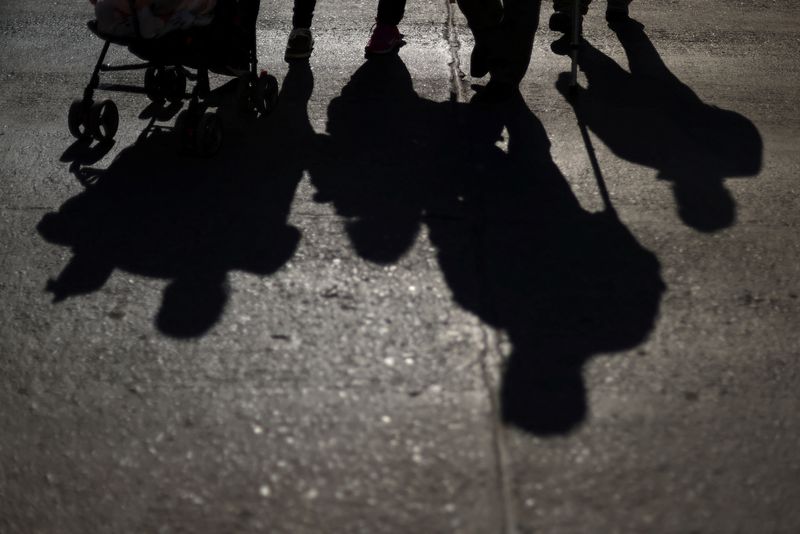 &copy; Reuters. FILE PHOTO: Local residents walk along a pedestrian street in Santiago, Chile July 7, 2022. REUTERS/Ivan Alvarado