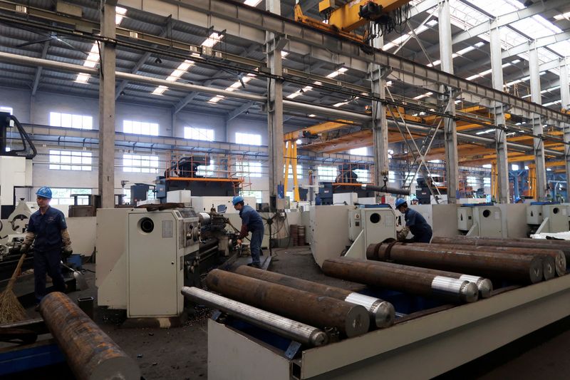 &copy; Reuters. FOTO DE ARCHIVO: Empleados trabajan en la línea de producción de la fábrica de filtros prensa Jingjin en Dezhou, provincia de Shandong, China. 25 de agosto, 2022. REUTERS/Siyi Liu