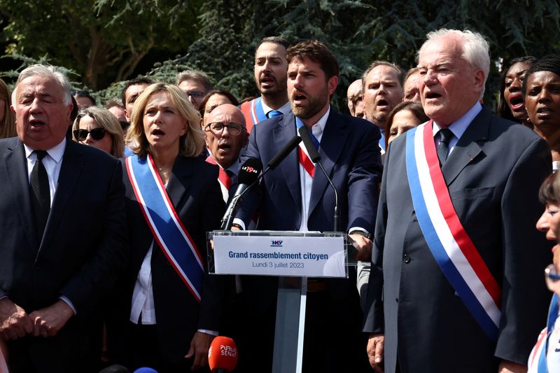 © Reuters. L'Hay-les-Roses mayor Vincent Jeanbrun, Ile-de-France Region President Valerie Pecresse,  French Senate President Gerard Larcher, Member of parliament Eric Ciotti of the French conservative party Les Republicains (LR) sing the Marseillaise, French national anthem, during a march with French politicians, elected officials and residents in support L'Hay-les-Roses mayor, whose home was targeted by rioters, putting in danger his wife and two children, during unrests following the death of Nahel, a 17-year-old teenager killed by a French police officer in Nanterre during a traffic stop, in L'Hay-les-Roses near Paris, France, July 3, 2023. REUTERS/Stephanie Lecocq