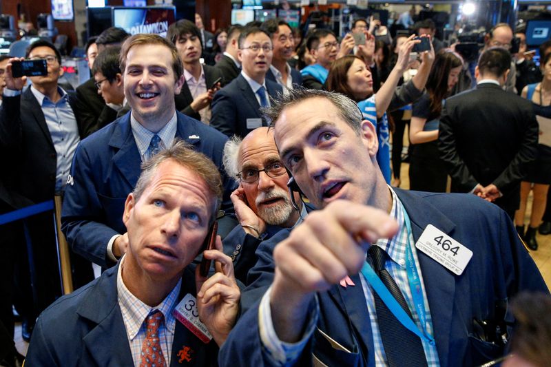 &copy; Reuters. Des traders travaillent à la Bourse de Wall Street. /Photo prise le 19 septembre 2018/REUTERS/Brendan McDermid