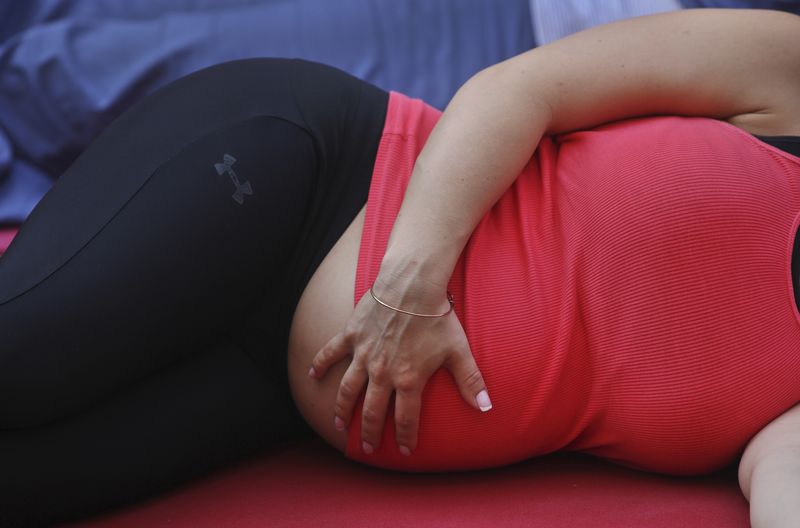 &copy; Reuters. امرأة حامل خلال ممارسة اليوغا في نيويورك بصورة من أرشيف رويترز.