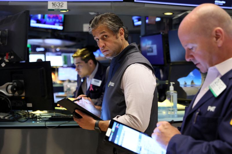 © Reuters. Traders work on the floor of the New York Stock Exchange (NYSE) in New York City, U.S., June 27, 2023.  REUTERS/Brendan McDermid