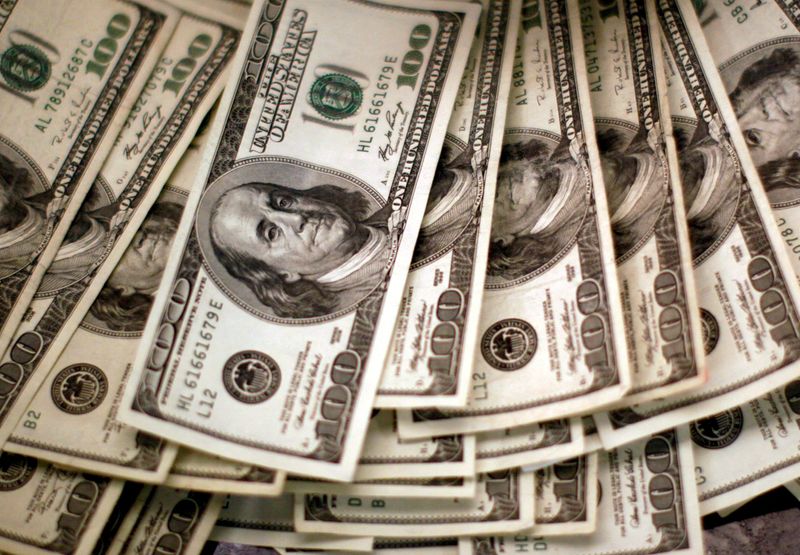 &copy; Reuters. FILE PHOTO: U.S. dollars are counted out by a banker counting currency at a bank in Westminster, Colorado November 3, 2009.  REUTERS/Rick Wilking/File Photo