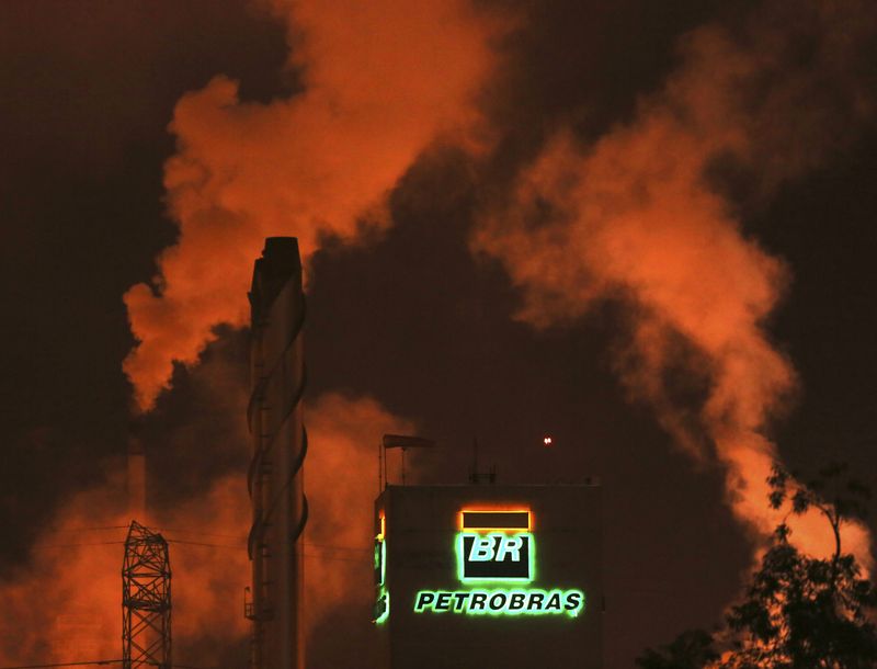 &copy; Reuters. Logo da Petrobras é visto em refinaria de Cubatão
24/02/2015
REUTERS/Paulo Whitaker