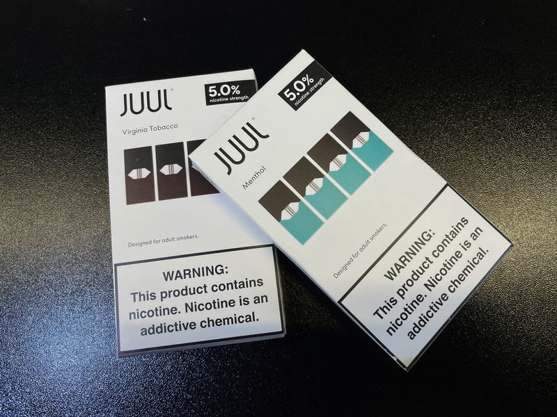 &copy; Reuters. FILE PHOTO: Juul e-cigarettes are seen on the counter of a vape store in Santa Monica, California, U.S., June 23, 2022. REUTERS/Lucy Nicholson/File Photo