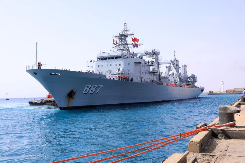 &copy; Reuters. 　中国海軍の駆逐艦「南寧」を中心とする艦隊が２日、ナイジェリアに到着した。写真は中国海軍の補給艦「微山湖」。スーダンで４月撮影。提供写真（２０２３年　ロイター/cnsphoto）