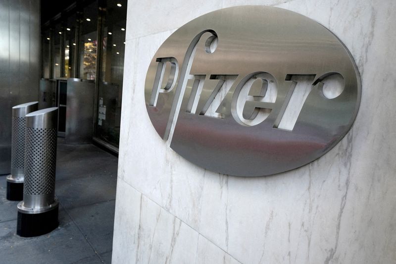 &copy; Reuters. FILE PHOTO: The Pfizer logo is pictured on their headquarters building in the Manhattan borough of New York City, New York, U.S., November 9, 2020. REUTERS/Carlo Allegri/File Photo/File Photo