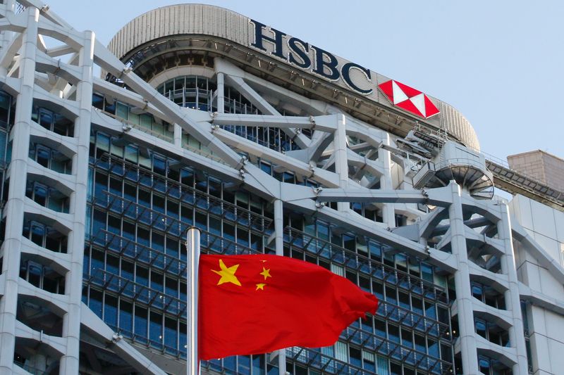 &copy; Reuters. FOTO DE ARCHIVO: Una bandera nacional china ondea frente a la sede de HSBC en Hong Kong, China, 28 de julio de 2020. REUTERS/Tyrone Siu