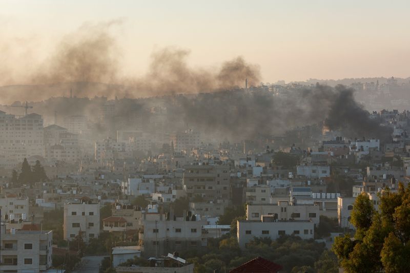 &copy; Reuters. دخان يتصاعد وسط عملية عسكرية إسرائيلية في جنين بالضفة الغربية المحتلة يوم الثلاثاء. تصوير: محمد تركمان - رويترز.