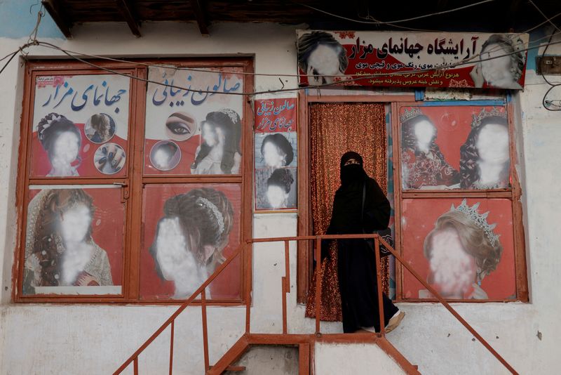 &copy; Reuters. امرأة ترتدي نقابا تدخل مركز تجميل في العاصمة الأفغانية كابول. صورة من أرشيف رويترز.