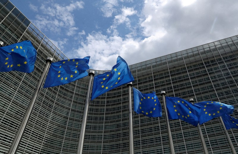 &copy; Reuters. Le bandiere dell'Unione europea sventolano davanti alla sede della Commissione europea a Bruxelles, Belgio, 5 giugno 2020.  REUTERS/Yves Herman/File Photo