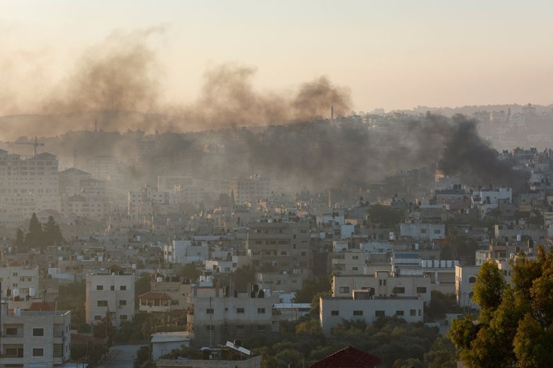 &copy; Reuters. Smoke rises amid an Israeli military operation, in Jenin, in the Israeli-occupied West Bank July 4, 2023. REUTERS/Mohamad Torokman