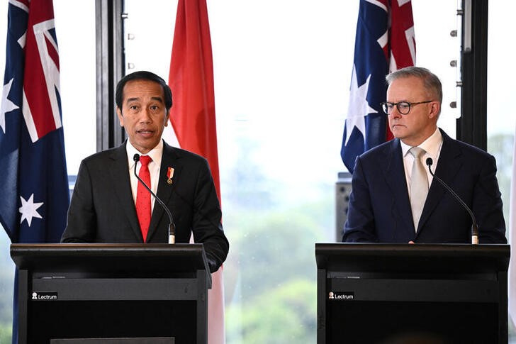 &copy; Reuters. 　７月４日、インドネシアのジョコ大統領（左）は、オーストラリアのアルバニージー首相とシドニーで会談し、ＥＶ用バッテリーを巡る両国の戦略的協力が優先課題だと述べた。写真は共