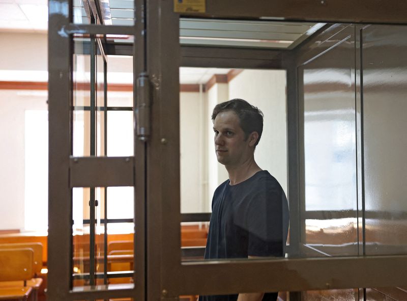 &copy; Reuters. FILE PHOTO: Wall Street Journal reporter Evan Gershkovich, who was arrested in March while on a reporting trip and accused of espionage, stands behind a glass wall of an enclosure for defendants before a court hearing to consider an appeal against his det