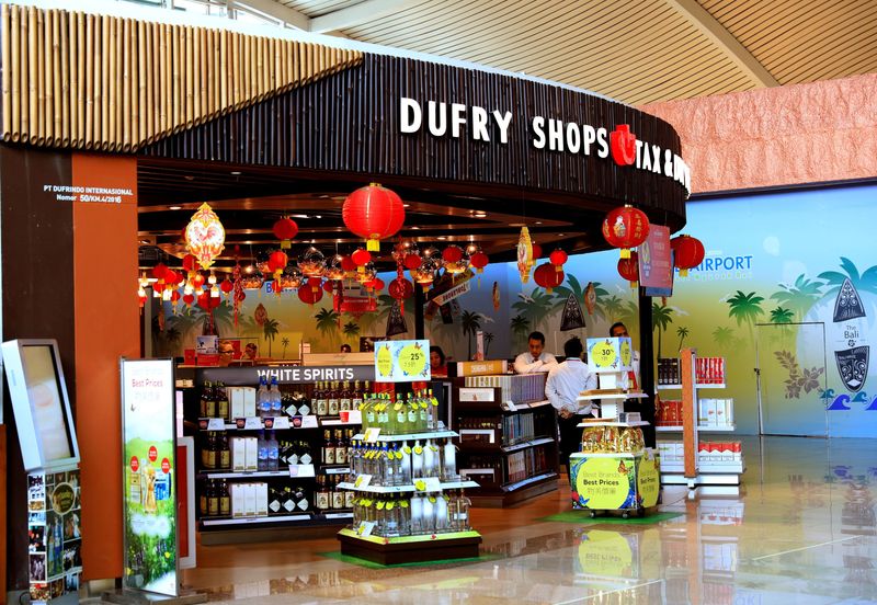 &copy; Reuters. FOTO DE ARCHIVO: Una tienda libre de impuestos perteneciente al grupo Dufry en una sala de embarque del aeropuerto internacional de Denpassar, en Bali, 23 de marzo de 2017. REUTERS/Thomas White