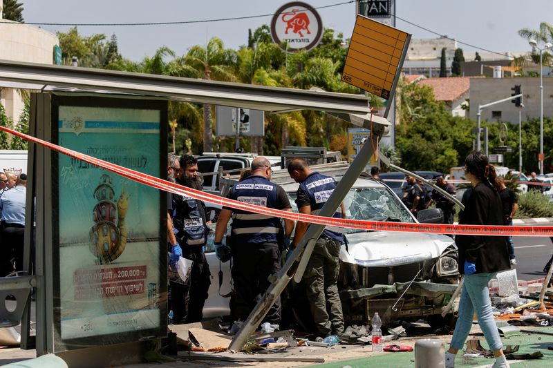 © Reuters. أفراد من الشرطة الإسرائيلية يسيرون في موقع حادث دهس وطعن في تل أبيب يوم الثلاثاء. تصوير: عامير كوهين - رويترز.


