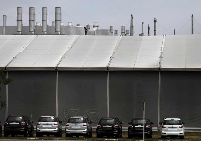 &copy; Reuters. Carros estacionados em fábrica da General Motors, em São José dos Campos, Brasil
1903/2020
REUTERS/Roosevelt Cassio