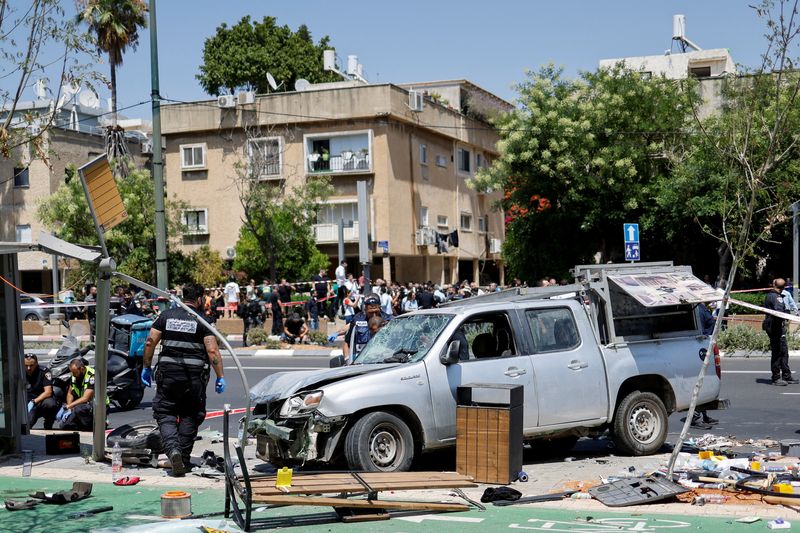 &copy; Reuters. La police israélienne sur les lieux d'un attentat à la voiture-bélier à Tel Aviv, Israël. /Photo prise le 4 juillet 2023/REUTERS/Amir Cohen