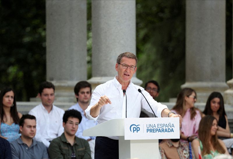 &copy; Reuters. FILE PHOTO: Spain's opposition and People's Party (PP) leader Alberto Nunez Feijoo addresses a rally ahead of elections at Retiro park in Madrid, Spain, June 18, 2023. REUTERS/Isabel Infantes/File Photo